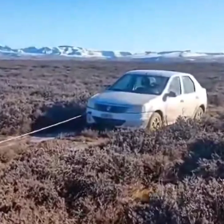 Un auto quedó encajado en el barro cerca de 28 de Noviembre y debió ser auxiliado Un auto quedó encajado en el barro cerca de 28 de Noviembre y debió ser auxiliado