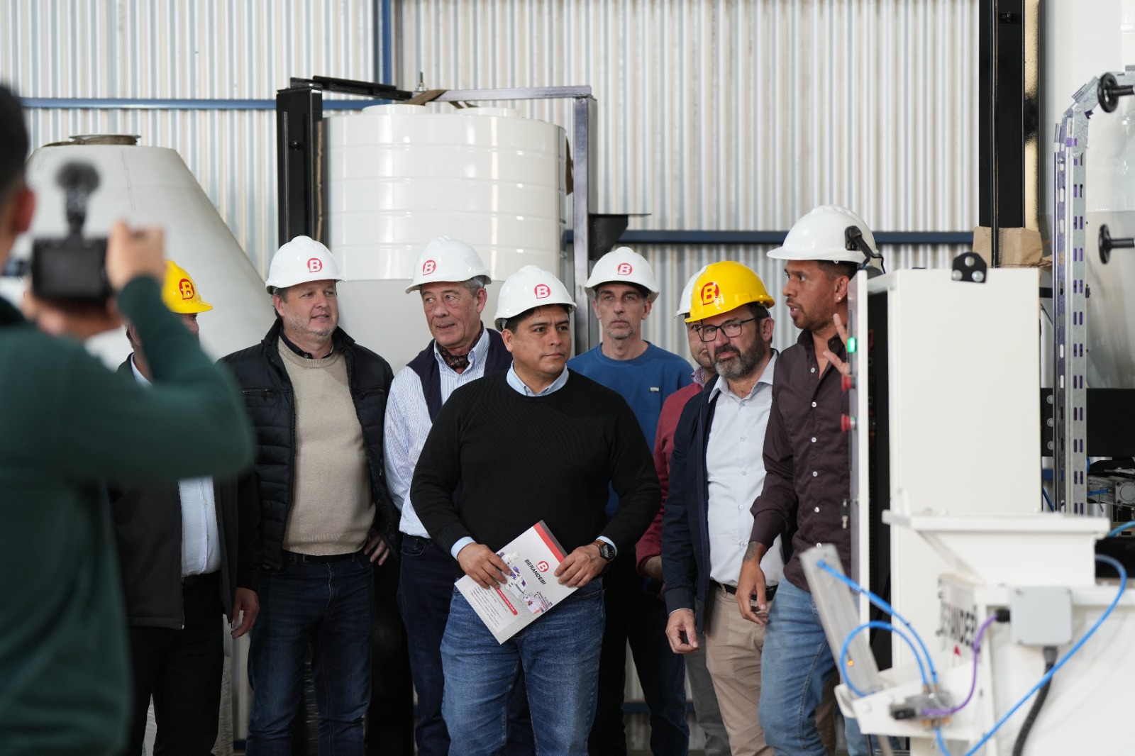  La visita del gobernador Claudio Vidal a la empresa Berandebi, que construyó la planta de alimento balanceado.