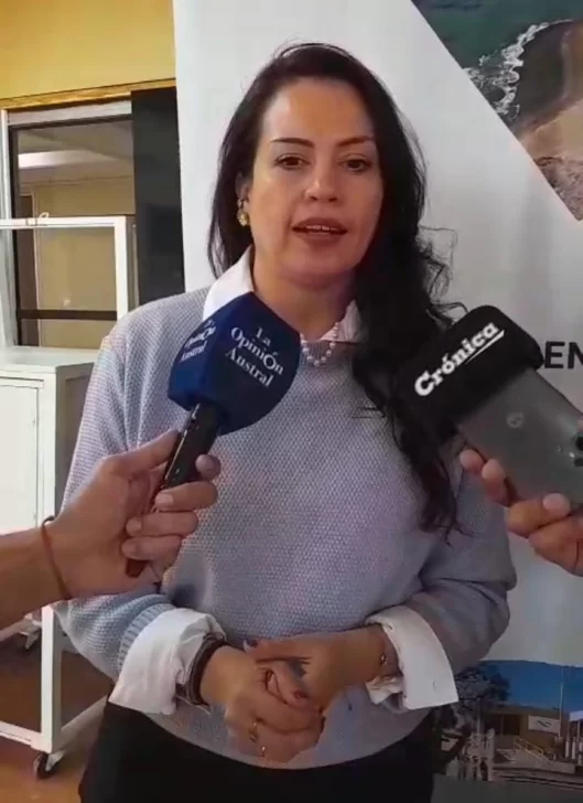  Claudia Báez, con LOA y Crónica de Comodoro. FOTO: LA OPINIÓN AUSTRAL