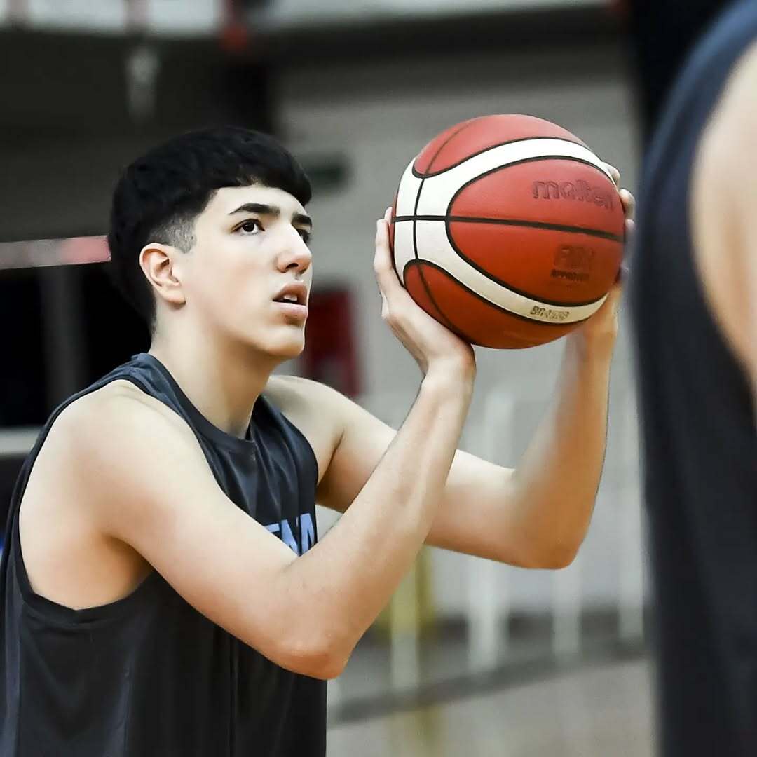 El ex San Miguel, Ezequiel Juárez entrena con la Selección U17 de básquet en el CeNARD