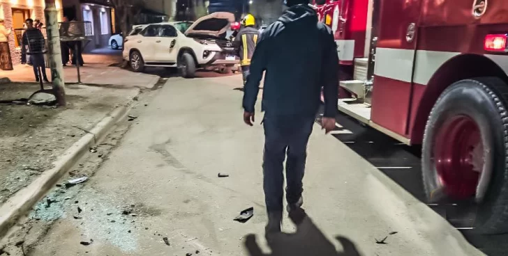  Un bombero en la zona del incidente. FOTO: POLICÍA SANTA CRUZ