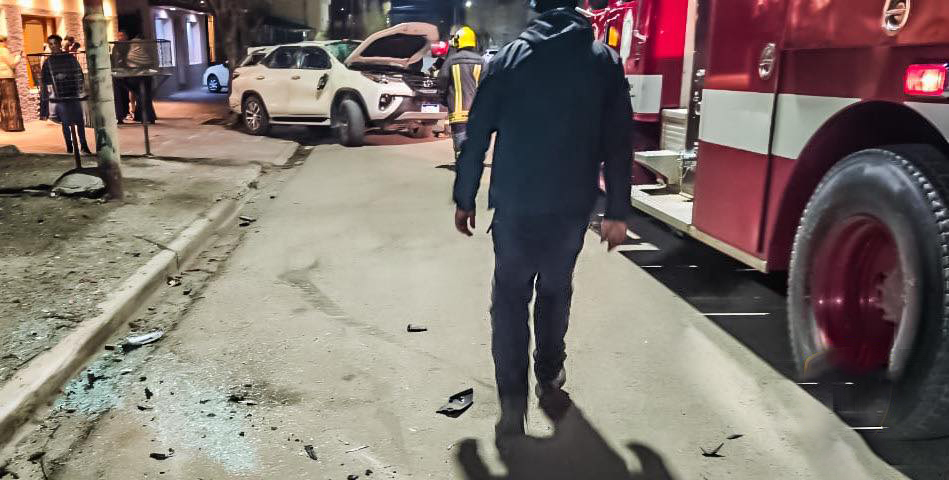  Un bombero en la zona del incidente. FOTO: POLICÍA SANTA CRUZ