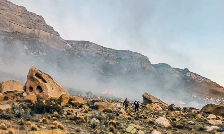  Bomberos caminando en dirección a donde se desataba el incendio. (FOTO: POLICÍA SANTA CRUZ)