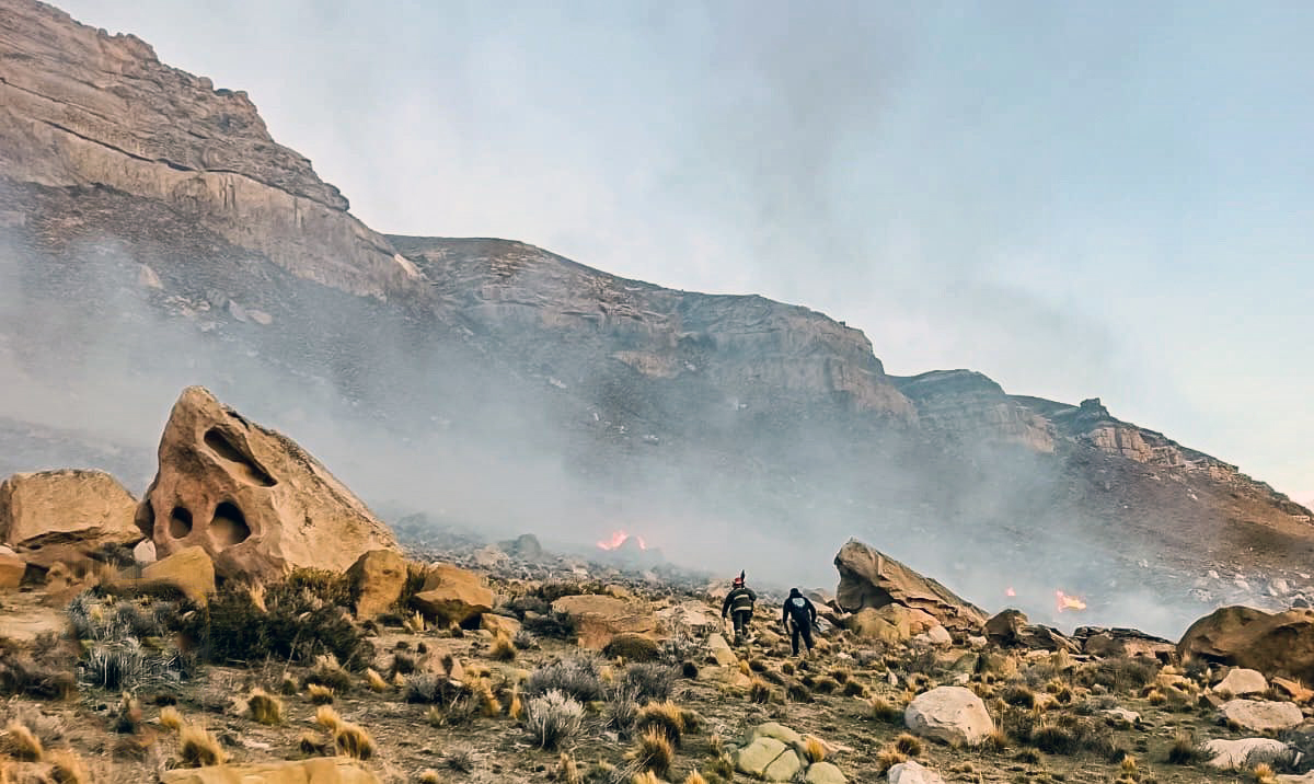  Bomberos caminando en dirección a donde se desataba el incendio. (FOTO: POLICÍA SANTA CRUZ)