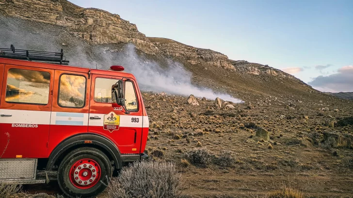 Incendio en el Cerro Calafate: un trabajo conjunto permitió sofocar las llamas en menos de una hora