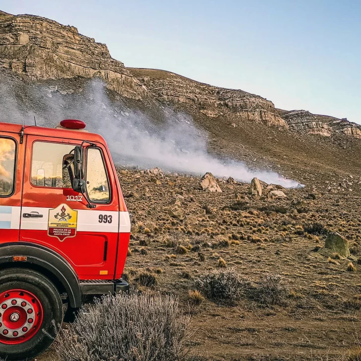 Incendio en el Cerro Calafate: un trabajo conjunto permitió sofocar las llamas en menos de una hora Incendio en el Cerro Calafate: un trabajo conjunto permitió sofocar las llamas en menos de una hora