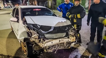 Importantes daños materiales tras un choque entre una camioneta y un auto en Río Gallegos