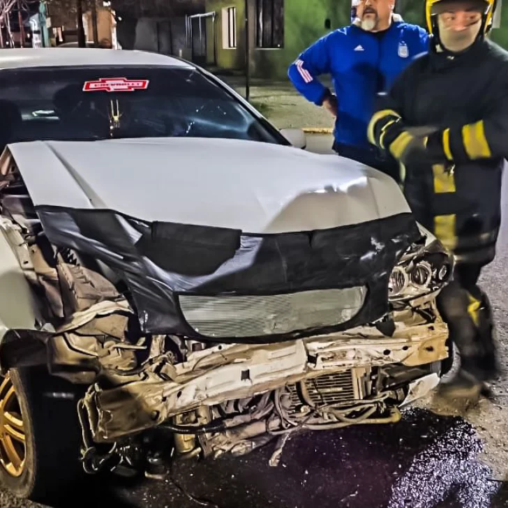 Importantes daños materiales tras un choque entre una camioneta y un auto en Río Gallegos