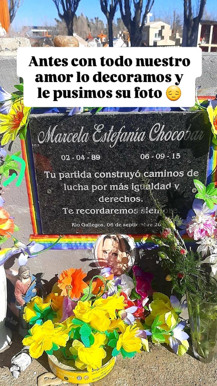  La placa en recuerdo de la joven trans. (FOTO: LA OPINIÓN AUSTRAL)