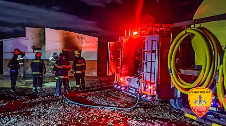 Bomberos de Puerto Deseado sofocaron un incendio en una garita del basural