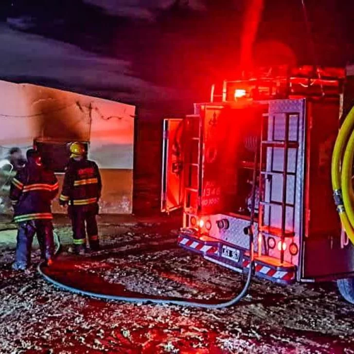 Bomberos de Puerto Deseado sofocaron un incendio en una garita del basural