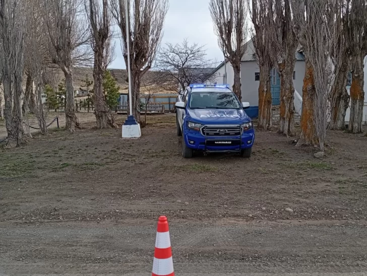  Un móvil policial cerca del puesto de Gobernador Mayer. FOTO: POLICÍA SANTA CRUZ