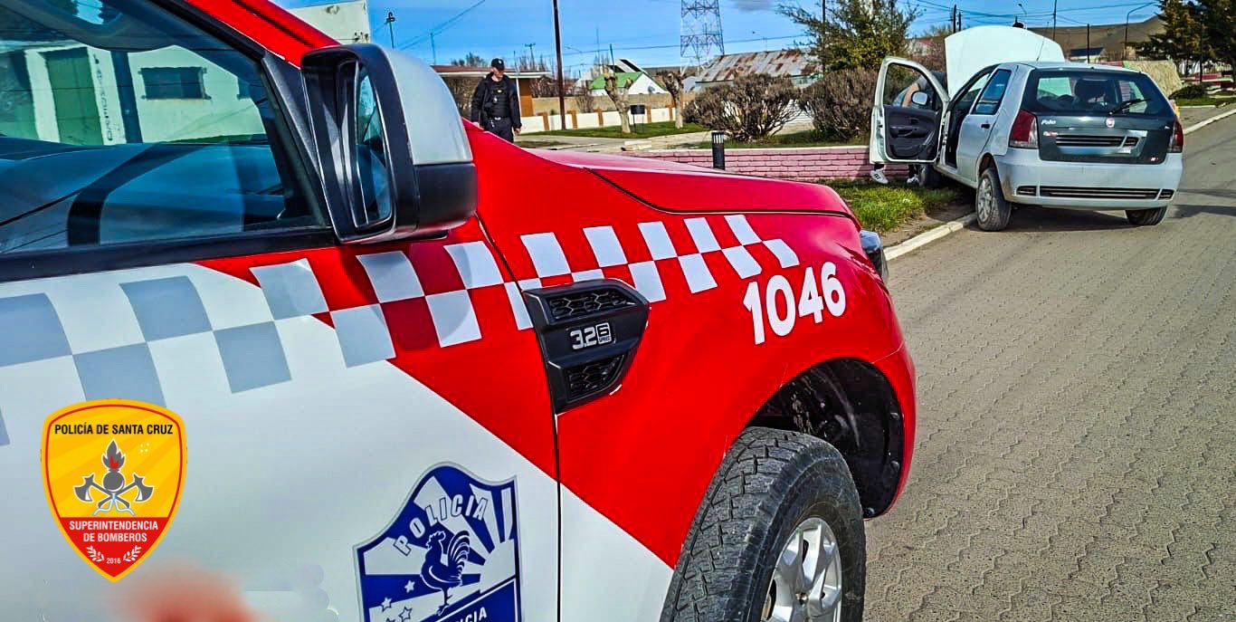  Un Fiat Palio colisionó contra el bulevar.