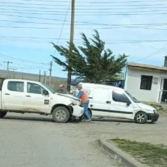 Fuerte choque en Puerto Deseado dejó importantes daños materiales pero sin heridos