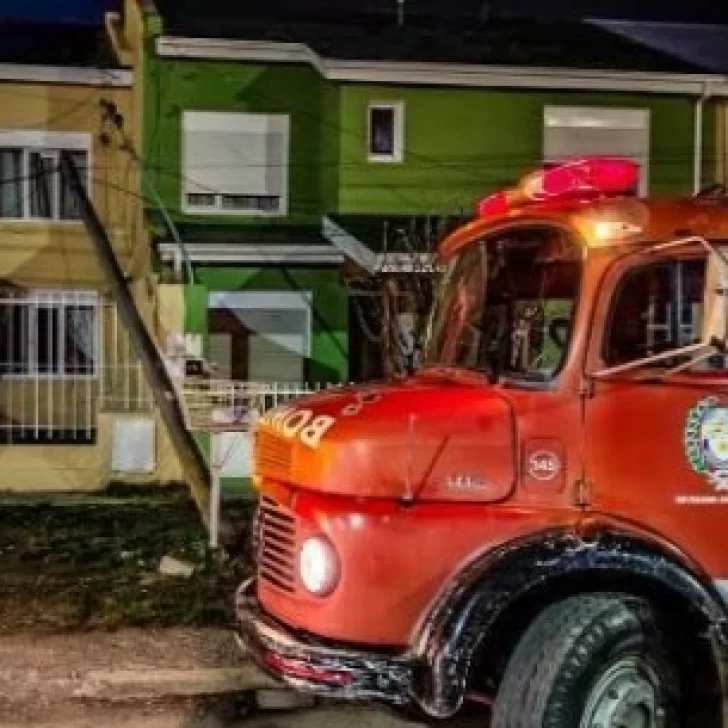 Los fuertes vientos derribaron un poste de telefonía en Río Gallegos y causaron cortes de energía Los fuertes vientos derribaron un poste de telefonía en Río Gallegos y causaron cortes de energía