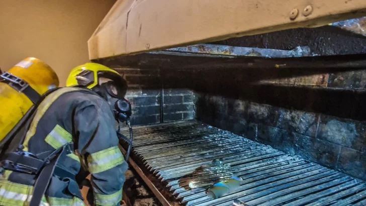 Un susto en la parrilla: pensaban que era un incendio pero solo era grasa acumulada
