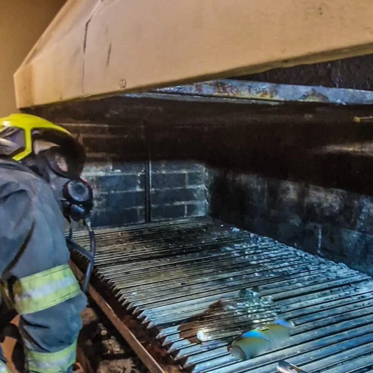 Un susto en la parrilla: pensaban que era un incendio pero solo era grasa acumulada Un susto en la parrilla: pensaban que era un incendio pero solo era grasa acumulada