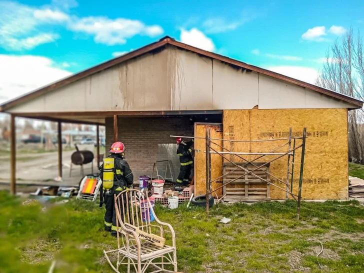 Las llamas se apoderaron de un galpón al lado de una casa: no hubo personas heridas