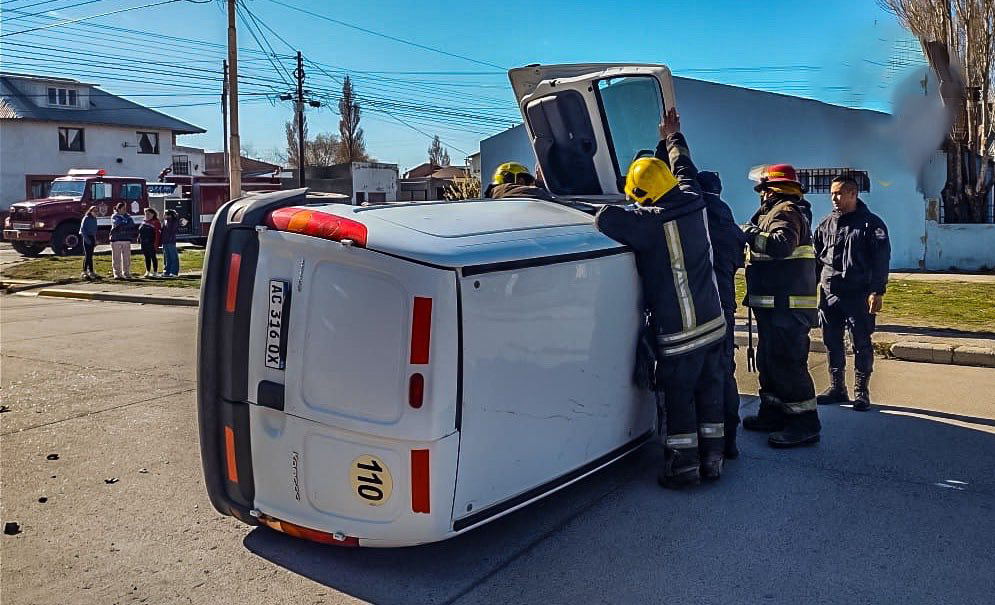  Bomberos trabajando en el lugar del hecho. FOTO: POLICÍA SANTA CRUZ