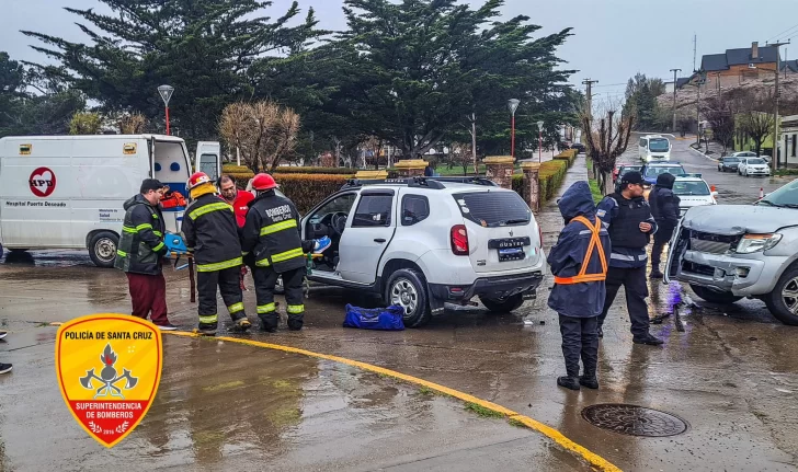 Fuerte choque en Puerto Deseado: una persona resultó lesionada y fue rescatada por Bomberos
