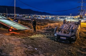 Un conductor perdió el control de su vehículo, volcó y milagrosamente no hubo heridos Un conductor perdió el control de su vehículo, volcó y milagrosamente no hubo heridos