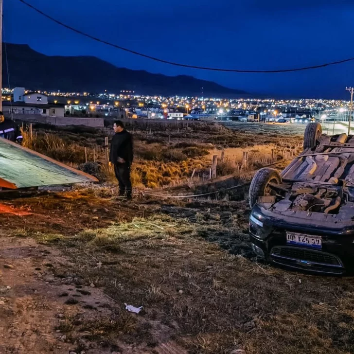 Un conductor perdió el control de su vehículo, volcó y milagrosamente no hubo heridos Un conductor perdió el control de su vehículo, volcó y milagrosamente no hubo heridos