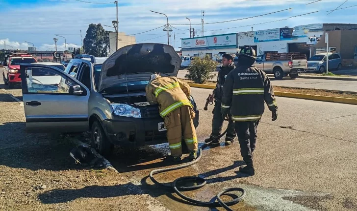  Bomberos desconectando la batería de la camioneta. FOTO: POLICÍA SANTA CRUZ