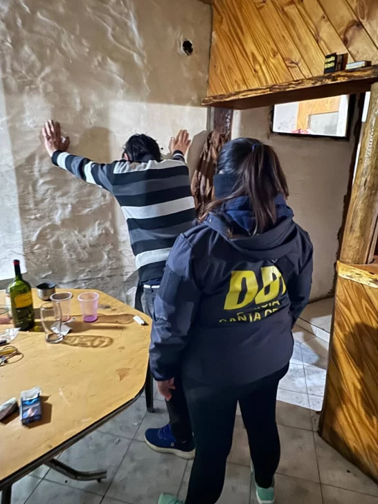 Simularon ser clientes, aprovecharon un descuido y se llevaron prendas de vestir: atraparon a un sospechoso