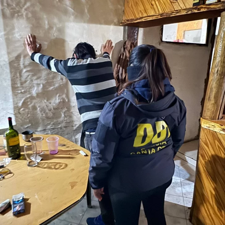 Simularon ser clientes, aprovecharon un descuido y se llevaron prendas de vestir: atraparon a un sospechoso