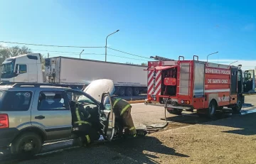 Momentos de tensión en Caleta Olivia: se incendió una camioneta en plena calle Momentos de tensión en Caleta Olivia: se incendió una camioneta en plena calle