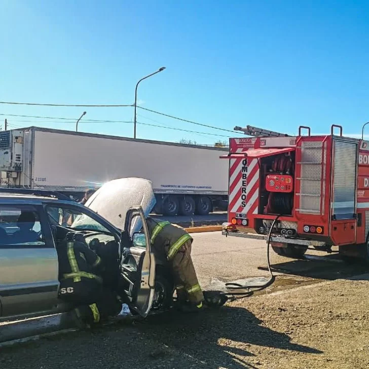 Momentos de tensión en Caleta Olivia: se incendió una camioneta en plena calle Momentos de tensión en Caleta Olivia: se incendió una camioneta en plena calle