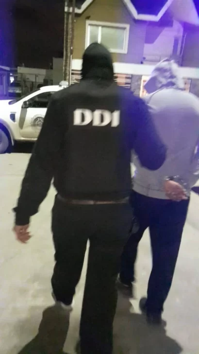  El acusado siendo escoltado por un efectivo de la DDI. FOTO: POLICÍA SANTA CRUZ