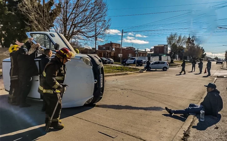  El utilitario quedó sobre uno de sus laterales. FOTO: POLICÍA SANTA CRUZ
