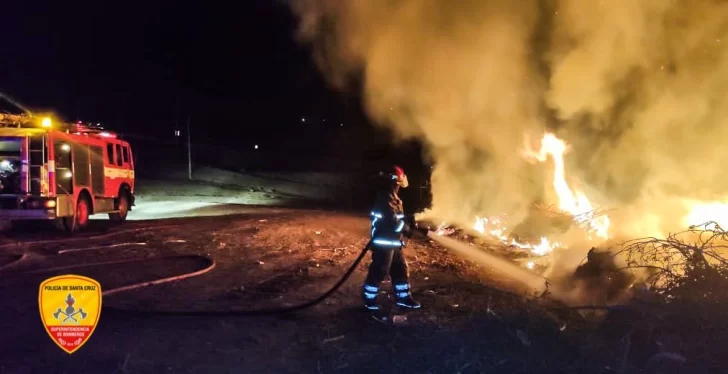 Alarmante principio de incendio en basural de El Calafate: bomberos acudieron al rescate