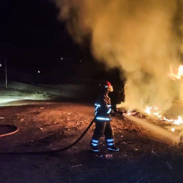 Alarmante principio de incendio en basural de El Calafate: bomberos acudieron al rescate Alarmante principio de incendio en basural de El Calafate: bomberos acudieron al rescate