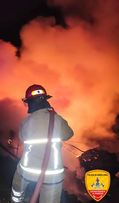  Bomberos controlan incendio en el basural municipal de El Calafate.