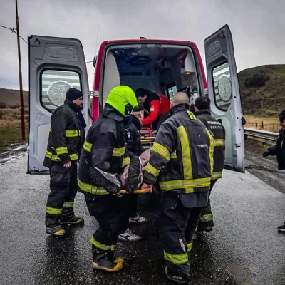Un hombre salió despedido tras volcar en la Ruta N°40 a pocos kilómetros de Julia Dufour Un hombre salió despedido tras volcar en la Ruta N°40 a pocos kilómetros de Julia Dufour
