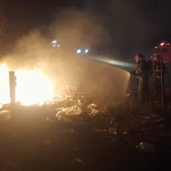 Bomberos controlaron una quema de basura en el barrio San Benito
