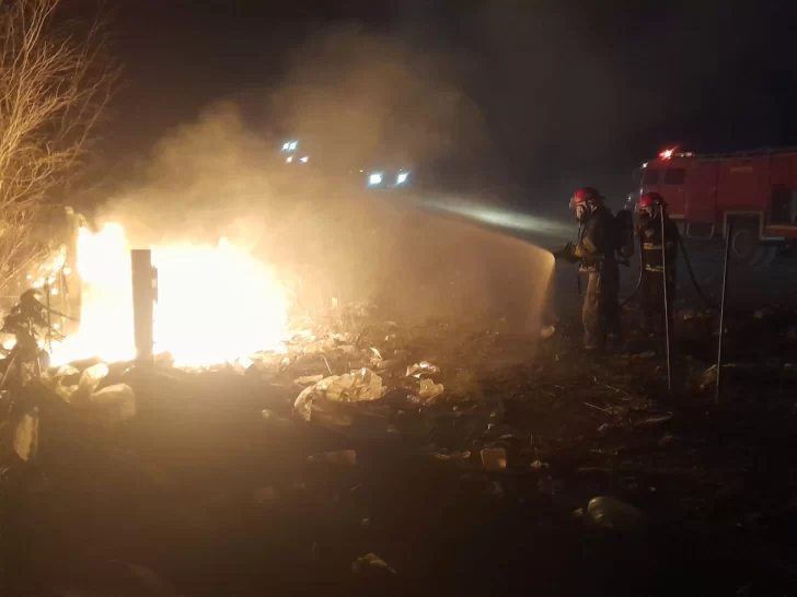 Bomberos controlaron una quema de basura en el barrio San Benito