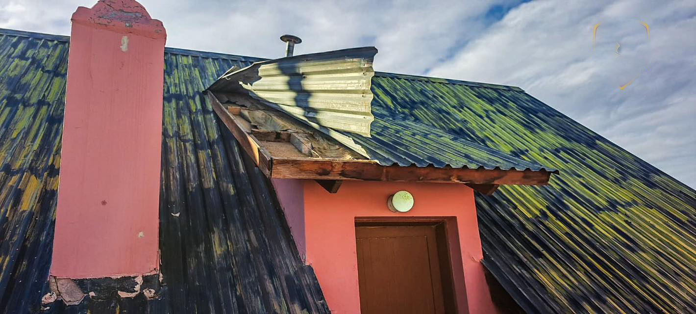  Uno de los techos que estuvo por desprenderse. FOTO: POLICÍA SANTA CRUZ