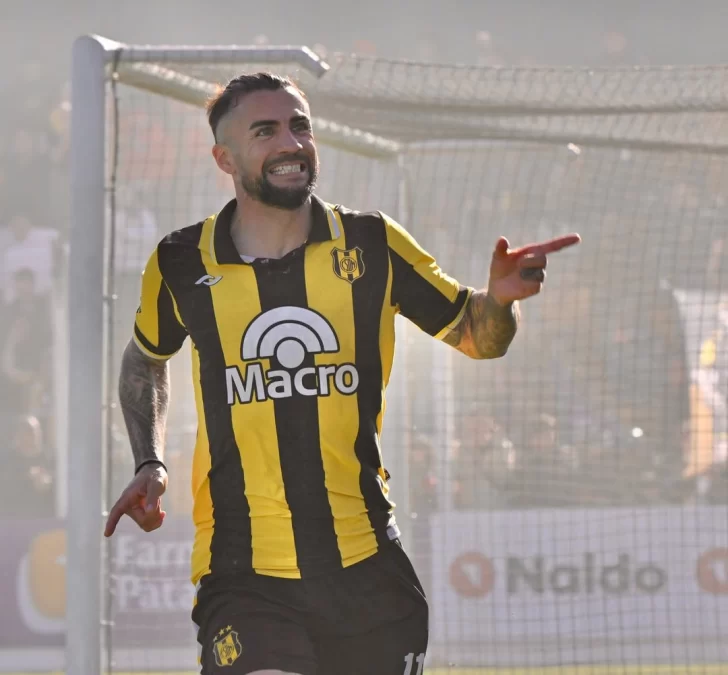  Festejo de gol para Nicolás Maná.