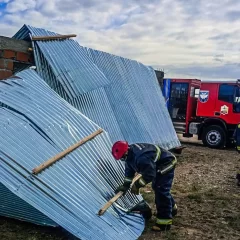 Santa Cruz bajo ráfagas de viento: una jornada de trabajo intenso para bomberos y Policía