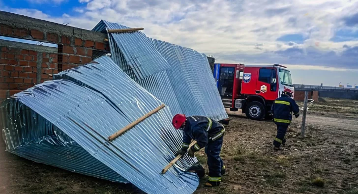  Bomberos trabajando en uno de los requerimientos. FOTO: POLICÍA SANTA CRUZ