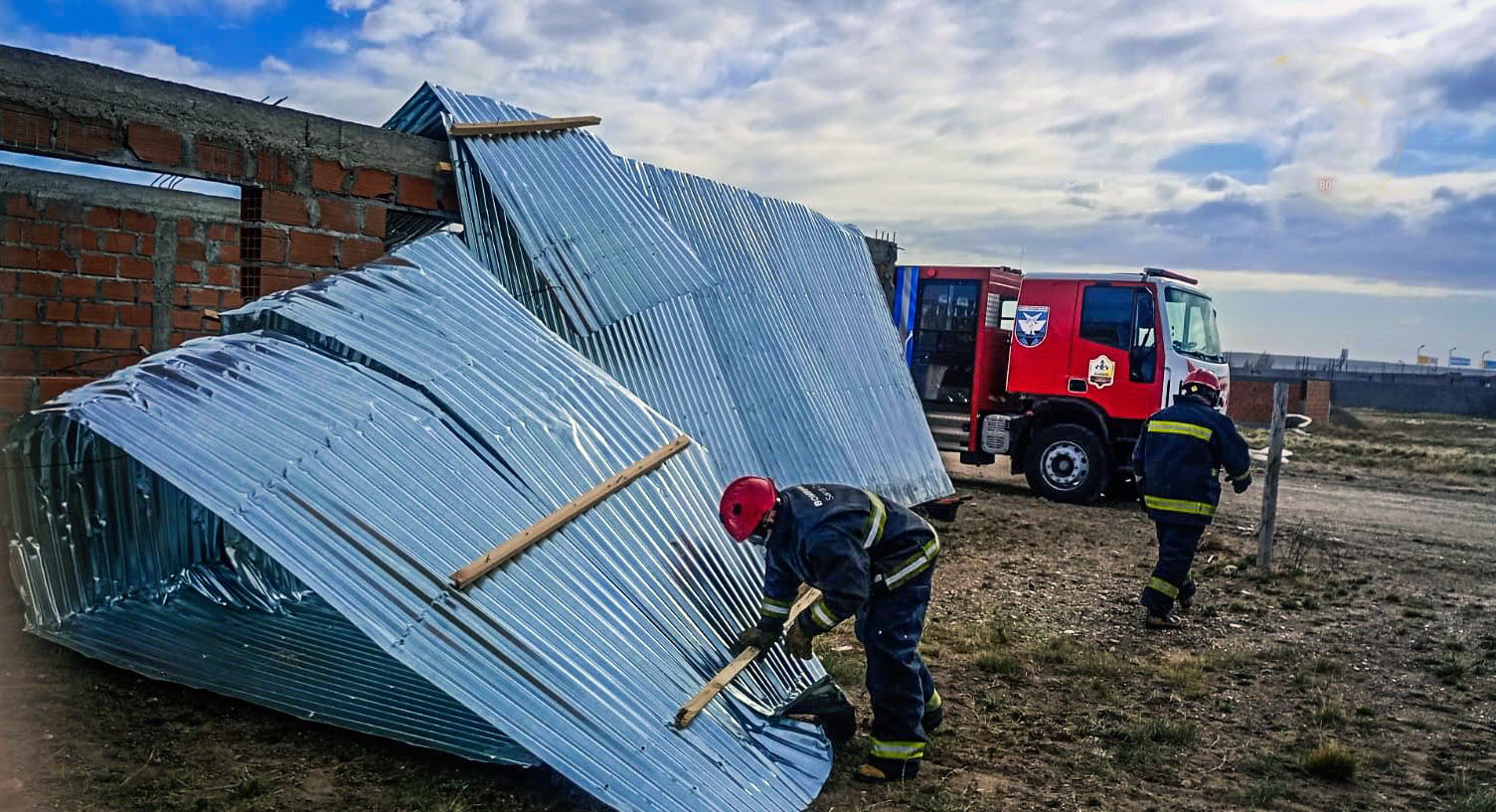  Bomberos trabajando en uno de los requerimientos. FOTO: POLICÍA SANTA CRUZ