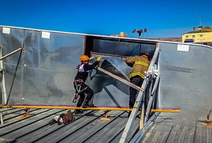  Los bomberos controlando que una chapa no se vuele. FOTO: POLICÍA SANTA CRUZ