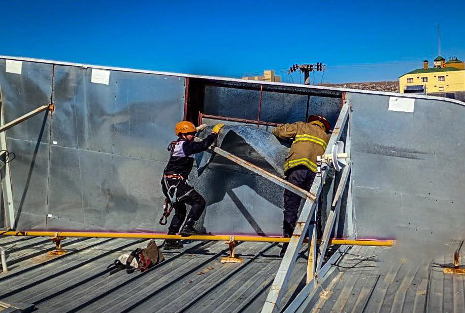  Los bomberos controlando que una chapa no se vuele. FOTO: POLICÍA SANTA CRUZ