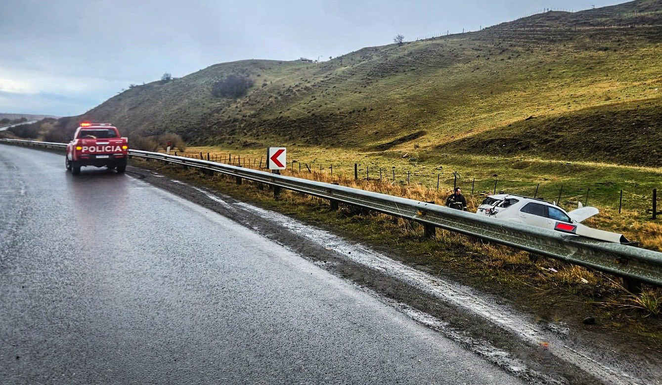  Un móvil oficial en la zona y el rodado que quedó a la vera de la calzada. FOTO: POLICÍA SANTA CRUZ