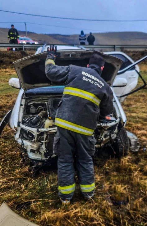  Un bombero desconectando la batería de la camioneta. FOTO: POLICÍA SANTA CRUZ
