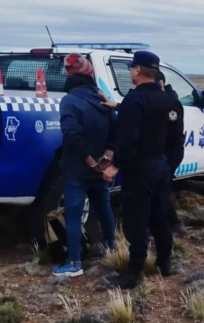 Dormía dentro de una camioneta, dio 3,25 g/l de alcohol en sangre y quedó detenido en Las Heras Dormía dentro de una camioneta, dio 3,25 g/l de alcohol en sangre y quedó detenido en Las Heras