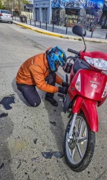 Importantes daños materiales tras choque entre un auto y una motocicleta Importantes daños materiales tras choque entre un auto y una motocicleta